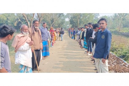 কালিয়াকৈরে সড়ক নির্মাণে বাধার 
প্রতিবাদে মানববন্ধন ও বিক্ষোভ 