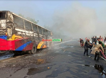 মাদারীপুরের শিবচরে এক্সপ্রেসওয়েতে বাসে আগুন

