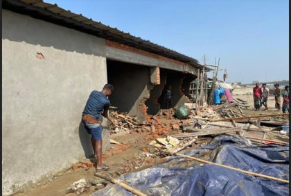 কর্ণফুলী নদীর তীরে ফিশারীঘাটের অবৈধ স্থাপনা উচ্ছেদ