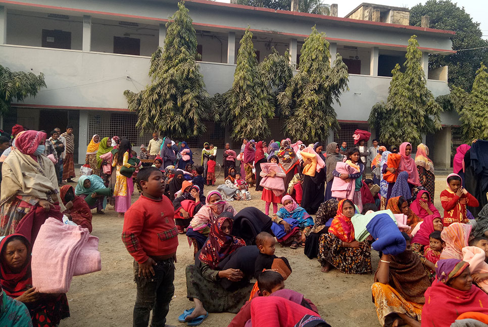 চাঁপাইনবাবগঞ্জে অসহায় শীতার্তদের মাঝে বসুন্ধরা গ্রুপের কম্বল বিতরণ