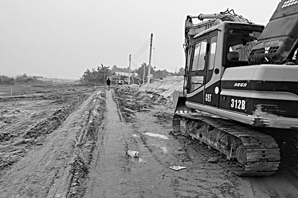 ভাঙনের হুমকিতে নদীরক্ষা বাঁধ ও বসতবাড়ি