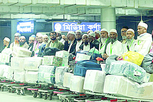 বসুন্ধরা গ্রুপের সহায়তায় ওমরাহ করে ফিরলেন তৃতীয় কাফেলার ২৭ মুসল্লি