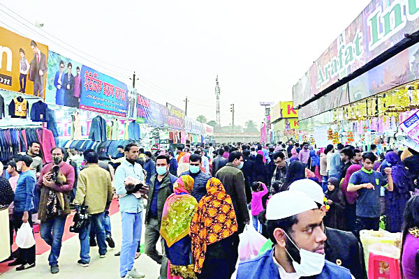 ছুটির দিনে বাণিজ্য মেলায় উপচে পড়া ভিড়