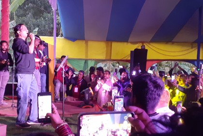 বন্ধুত্বের উষ্ণতায় পাহাড়ের শীত উধাও!