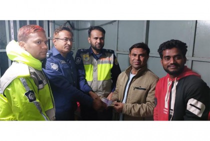 কুয়াকাটার সৈকতে কুড়িয়ে পাওয়া টাকা ফেরত দিলেন ফটোগ্রাফার 