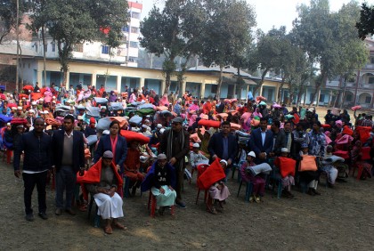 দিনাজপুরে অসহায় শীতার্তদের মাঝে বসুন্ধরা গ্রুপের কম্বল বিতরণ