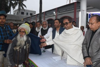 জয়পুরহাটে শীতার্ত মানুষের মাঝে শীতবস্ত্র বিতরণ