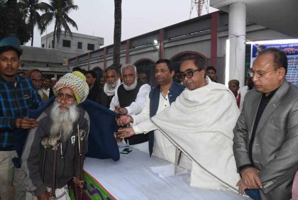জয়পুরহাটে শীতার্তদের মাঝে শীতবস্ত্র বিতরণ

