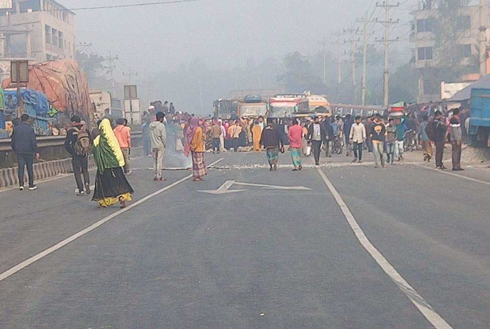 কালিয়াকৈরে বাসচাপায় শ্রমিক নিহত, মহাসড়ক অবরোধ
