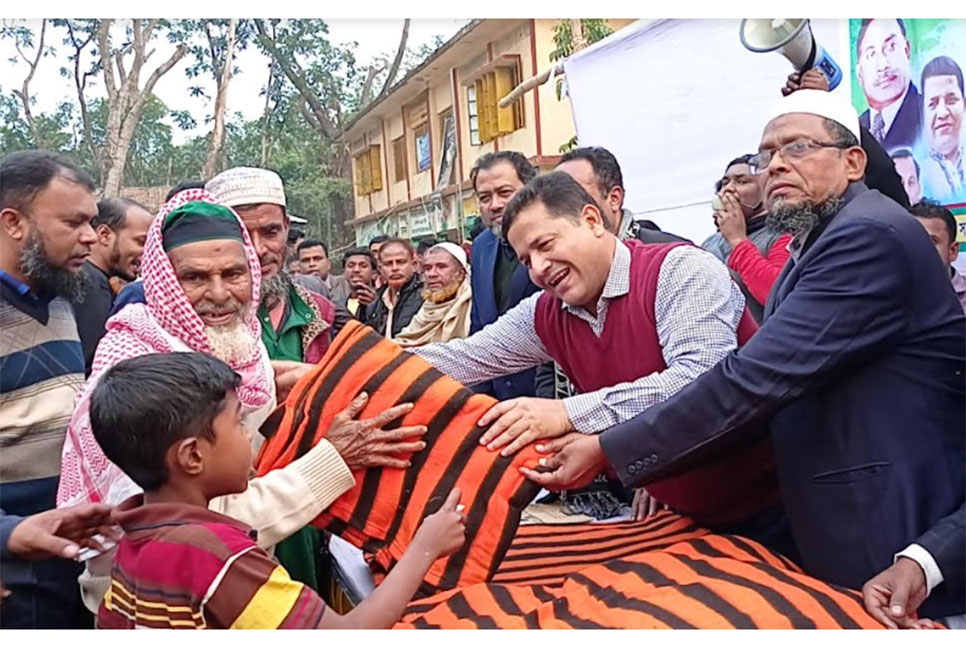 ফরিদপুরে দরিদ্রদের মাঝে কম্বল বিতরণ