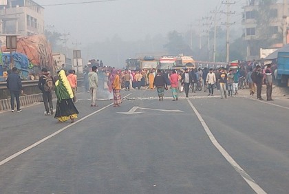 কালিয়াকৈরে বাসচাপায় শ্রমিক নিহত, মহাসড়ক অবরোধ