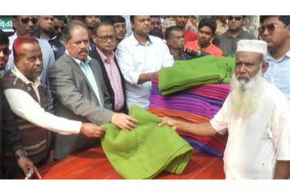 বরিশালে অসহায়-দুস্থ মানুষের মাঝে
শীতবস্ত্র বিতরণ
