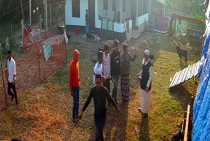 
অস্ত্র নিয়ে খামারে হামলার ঘটনায় পিতা-পুত্র গ্রেফতার