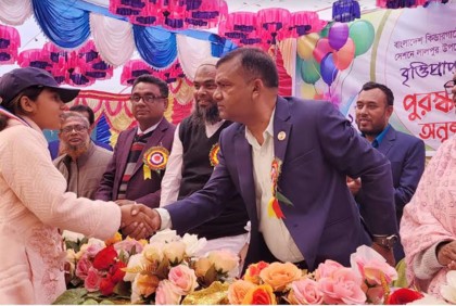 লালপুরে বৃত্তিপ্রাপ্ত শিক্ষার্থীদের মাঝে সনদ প্রদান