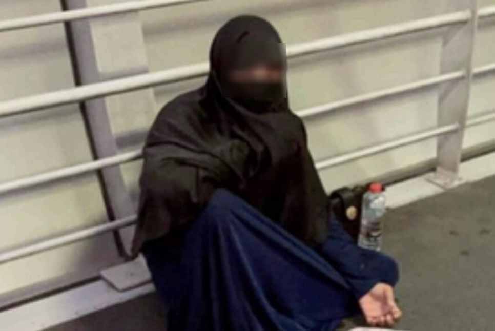 বিলাসবহুল গাড়ি চড়ে ভিক্ষা করতে আসা নারী গ্রেফতার