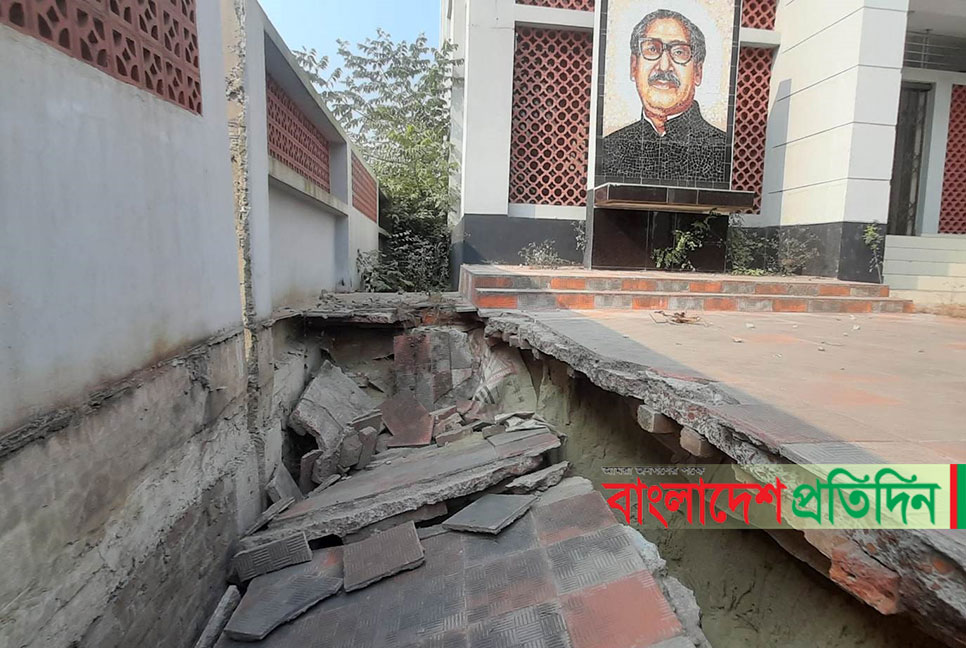 উদ্বোধনের আগেই আশুগঞ্জ মুক্তিযোদ্ধা কমপ্লেক্সে ধস