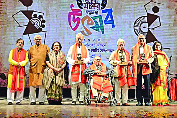 সম্মাননা পেলেন যাঁরা