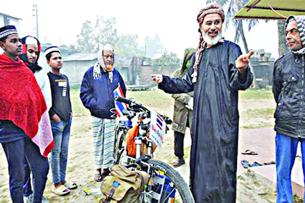 সাইকেল চালিয়ে মাগুরা হয়ে হজের পথে থাই নাগরিক

