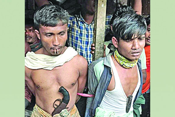 প্রকাশ্যে অস্ত্র নিয়ে ঘোরাঘুরি, দুজনকে পুলিশে দিল জনতা