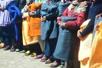বোয়ালমারীতে শীতার্তদের মাঝে কম্বল বিতরণ