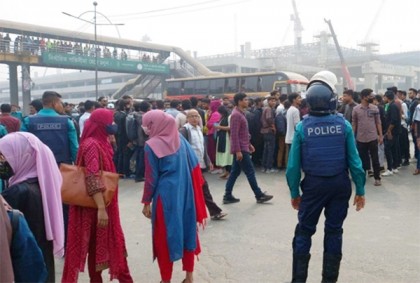বাসচাপায় নাদিয়ার মৃত্যু: বিমানবন্দর সড়ক অবরোধ শিক্ষার্থীদের 