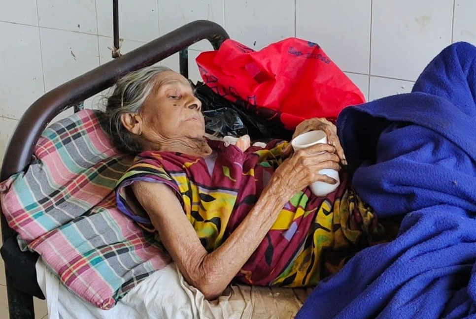 চিরকুমারী শিক্ষিকার পাশে নেই স্বজন, হাসপাতালে মানবেতর জীবন