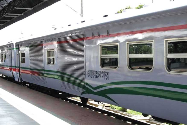 
রায়পুরায় ট্রেনের ধাক্কায় দুইজনের মৃত্যু