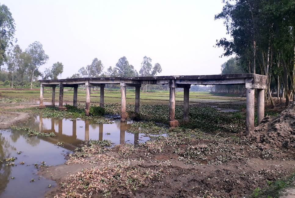 নদীর মাঝে সংযোগবিহীন সেতু