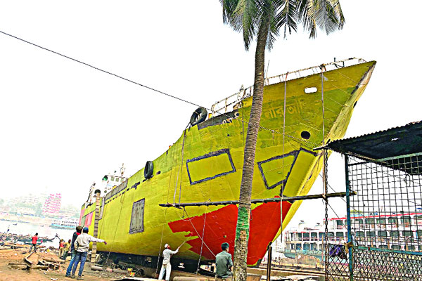 বুড়িগঙ্গা তীরে ডকইয়ার্ড শিল্প             