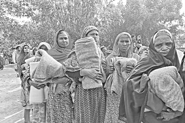 বসুন্ধরার কম্বল পেয়ে খুশি অসহায় মানুষ