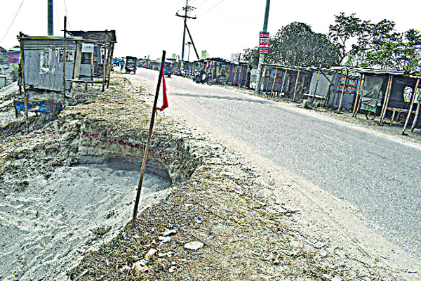 ঝুঁকিপূর্ণ সড়ক ও সেতুতে চলছে ভারী যানবাহন