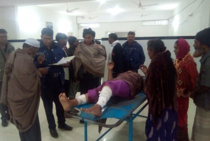 বোয়ালমারীতে প্রবাসীর স্ত্রীকে কুপিয়ে আহত করল দুর্বৃত্তরা 