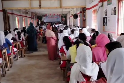 দুর্নীতি প্রতিরোধে মতবিনিময় ও শিক্ষা উপকরণ বিতরণ