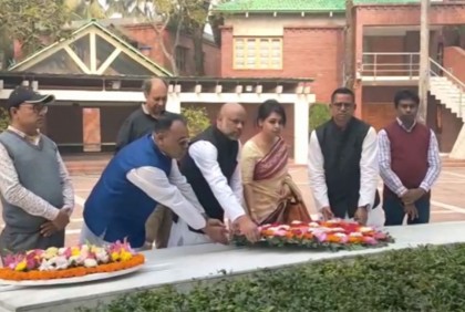 টুঙ্গিপাড়ায় জাতির পিতার সমাধিতে জার্মান আওয়ামী লীগের শ্রদ্ধা নিবেদন