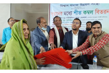 
গলাচিপায় দুস্থদের মধ্যে কম্বল বিতরণ
