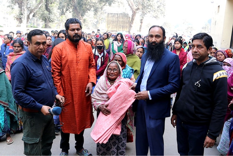 ঠাকুরগাঁওয়ে অসহায় শীতার্তদের মাঝে বসুন্ধরা গ্রুপের কম্বল বিতরণ