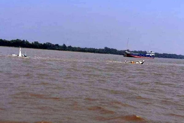 মোংলা বন্দর চ্যানেলে ৫০০ মেট্রিক টন সার নিয়ে ডুবল লাইটার জাহাজ