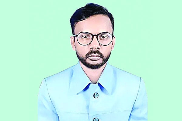 নির্বাচনের মাঠ জমিয়েছেন হিরো আলম