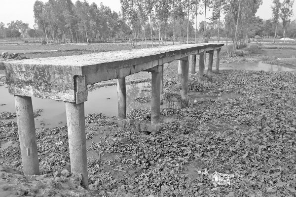 মাঝ নদীতে নিঃসঙ্গ সেতু