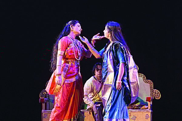 মঞ্চে সখী রঙ্গমালা