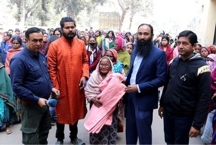 ঠাকুরগাঁওয়ে অসহায় শীতার্তদের মাঝে বসুন্ধরা গ্রুপের কম্বল বিতরণ