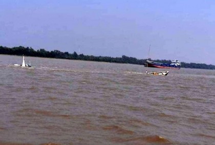 মোংলা বন্দর চ্যানেলে ৫০০ মেট্রিক টন সার নিয়ে ডুবল লাইটার জাহাজ