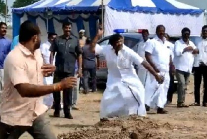 অনুষ্ঠানে চেয়ার না পাওয়ায় কর্মীদের পাথর ছুড়লেন মন্ত্রী