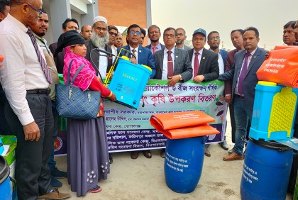 গোপালগঞ্জে কৃষি উপকরণ ও বাদামের বীজ বিতরণ