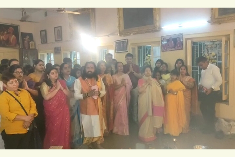 সৌরভের বাড়িতে বাগদেবীর আরাধনা; দিলেন অঞ্জলিও 