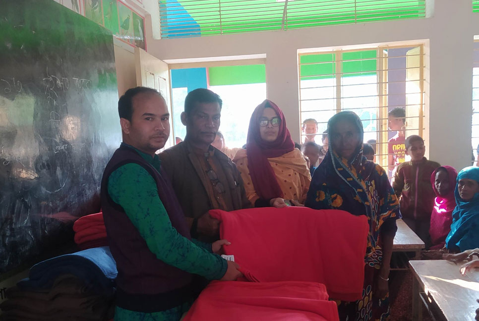 মৌলভীবাজারে শীতার্তদের মধ্যে কম্বল বিতরণ