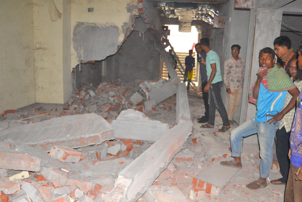 বগুড়ায় নির্মাণাধীন ভবনের বিম
ভেঙ্গে শ্রমিক নিহত