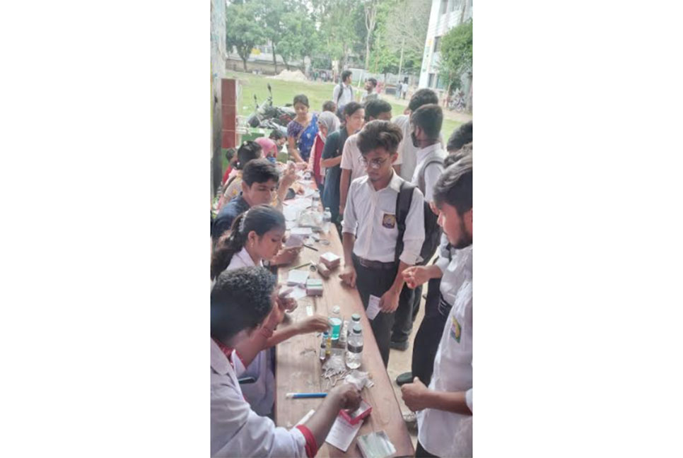 গোপালগঞ্জ বঙ্গবন্ধু কলেজে বিনামূল্যে রক্তের গ্রুপিং 