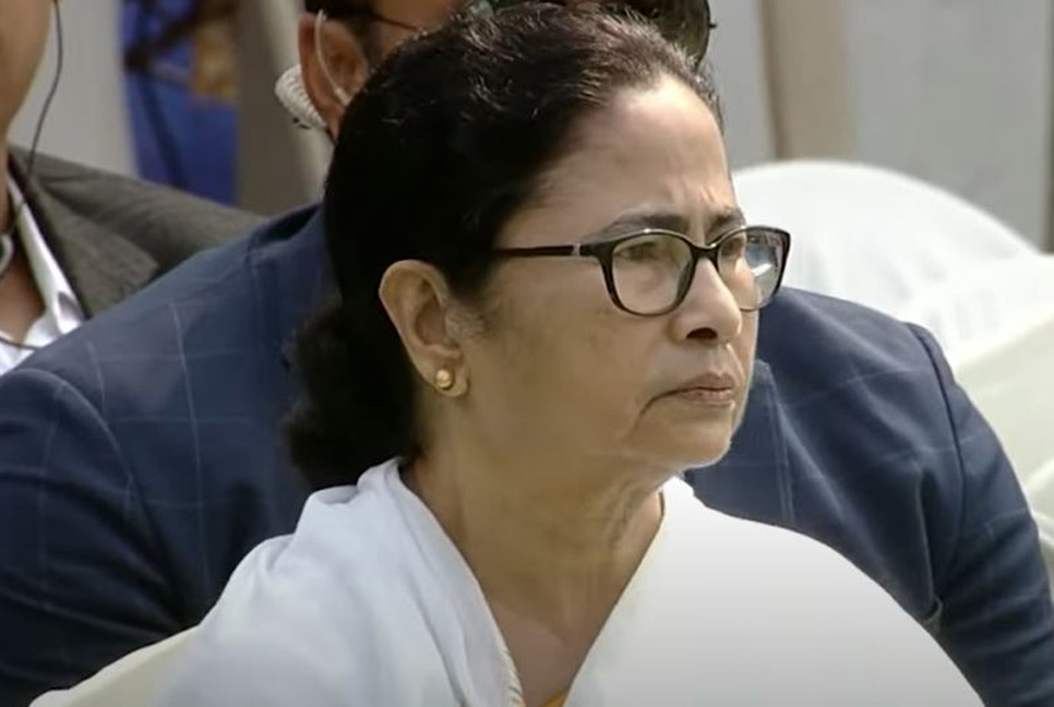 নিজের কলেজে গিয়ে গান গাইলেন মমতা