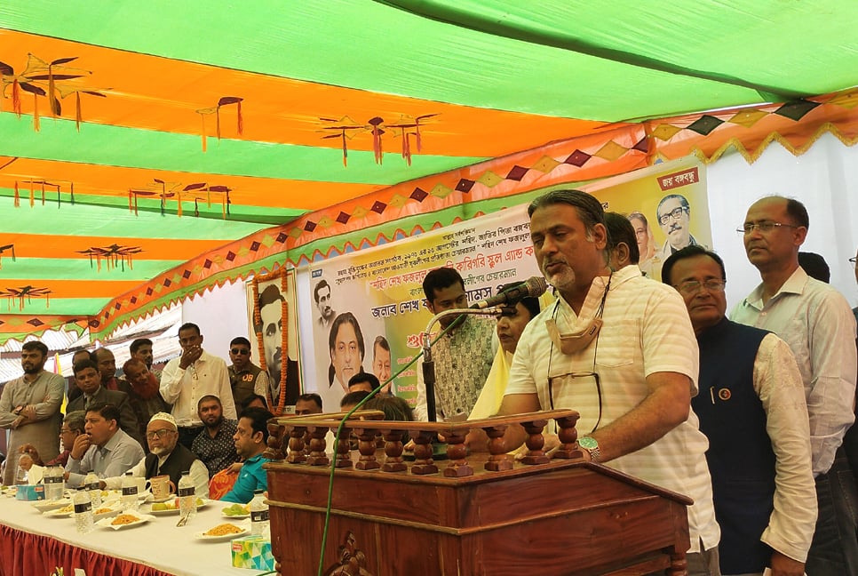 বাবার নামের কলেজে গিয়ে আবেগাপ্লুত যুবলীগ চেয়ারম্যান শেখ পরশ

